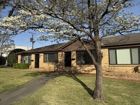 Building Photo - 1877 Montclaire Ln