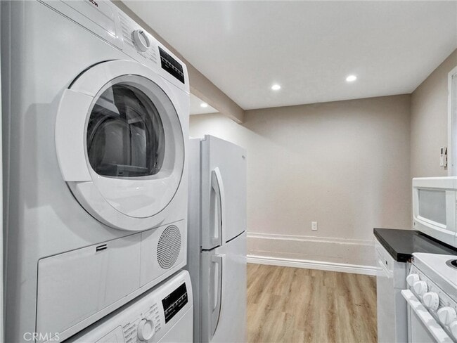 Building Photo - 985 1/2 Dexter Street Unit