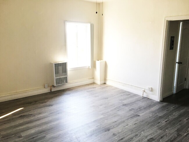 Building Photo - mon5233