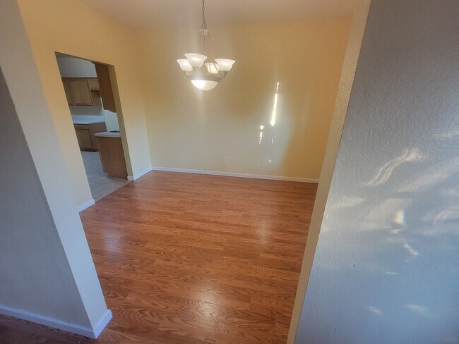 Building Photo - 1716 Country Crest Ln