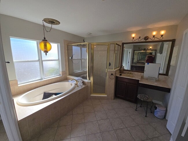 Building Photo - Newly Renovated 4/3 w/pool