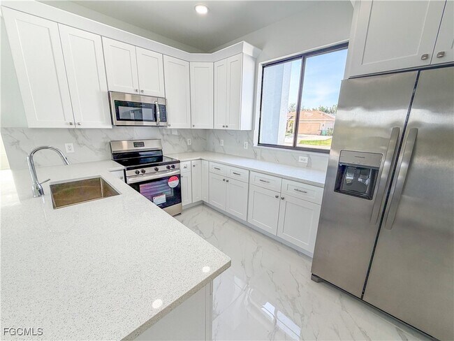 Building Photo - 1227 SE 3rd Ave