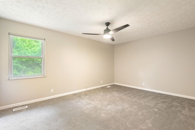 Building Photo - 1908 Plumb Creek Cir