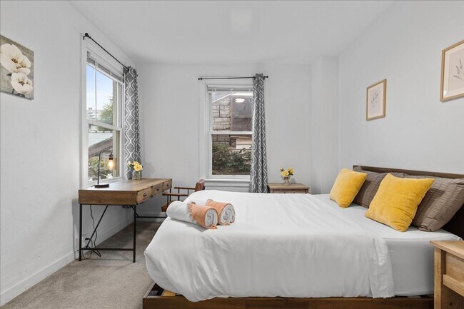 Building Photo - Renovated 3-bed, 2.5-bath house in Heart o...