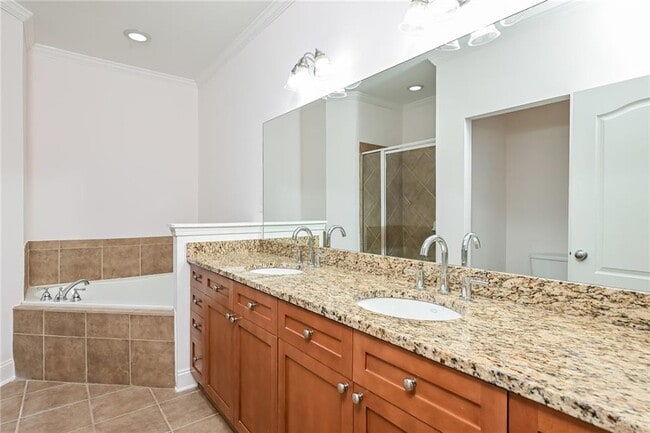 Building Photo - 1915 Sterling Oaks Cir NE