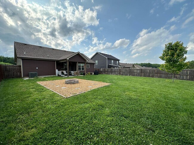 Building Photo - Pet Friendly Three Bedroom!