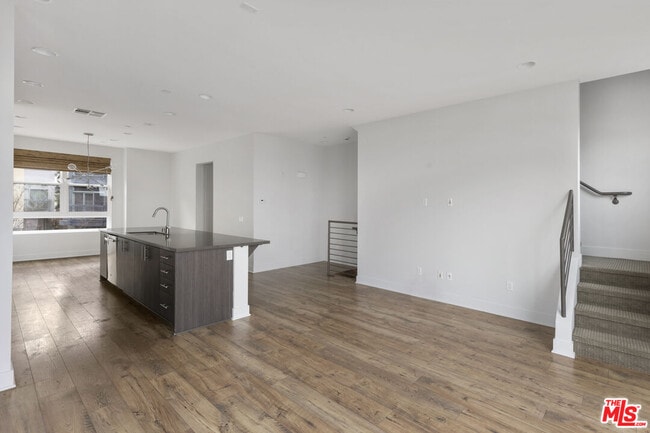 Building Photo - 2753 Waverly Dr