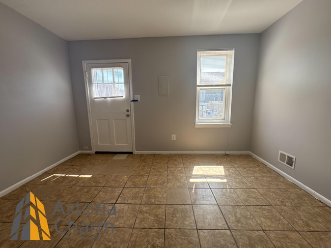 Building Photo - Updated 2 Bedroom Home with Modern Kitchen