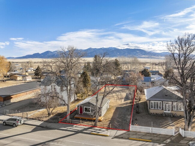 Building Photo - Simple Living, Beautifully Done
