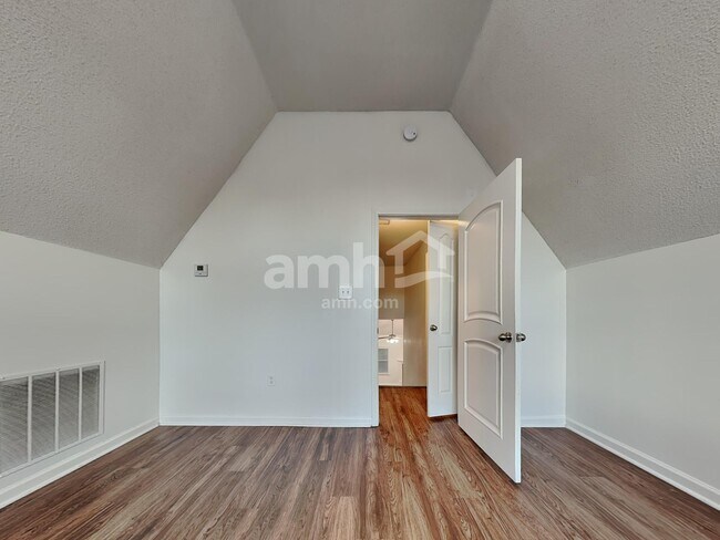 Building Photo - 6145 Sandbourne E