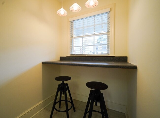 Building Photo - Cotswold  3 bed, 2bath brick ranch