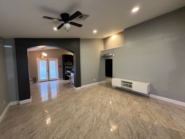Building Photo - NICE 3 BED 2 BATH!