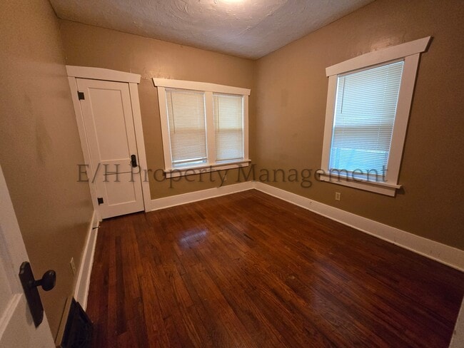 Building Photo - 615 S Volutsia Ave