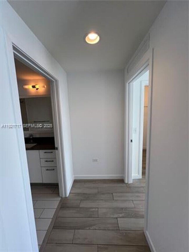 Building Photo - 999 SW 1st Ave