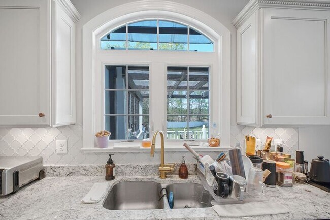 Building Photo - 9366 Alder Dr