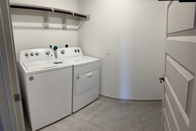 Building Photo - 7315 Lakeway Blf Ln