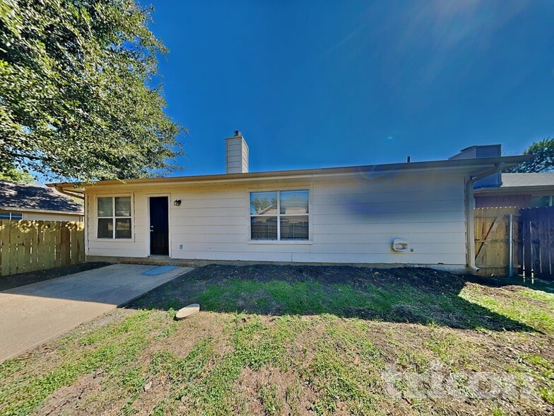 Building Photo - 6002 Flyers Ln