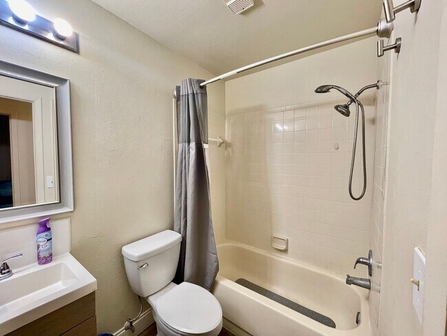 Building Photo - Charming 2 Bed, 2 Bath Condo in Gated Dock...