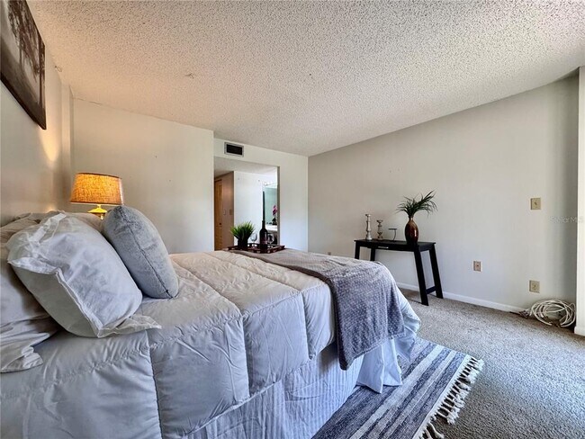 Building Photo - 2700 Cove Cay Dr