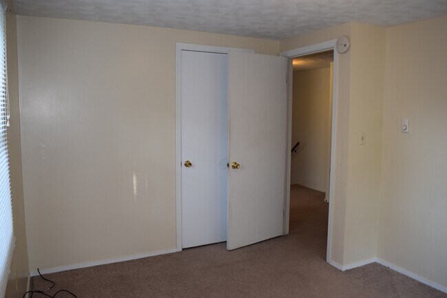 Building Photo - 104 Longmeadow Ln