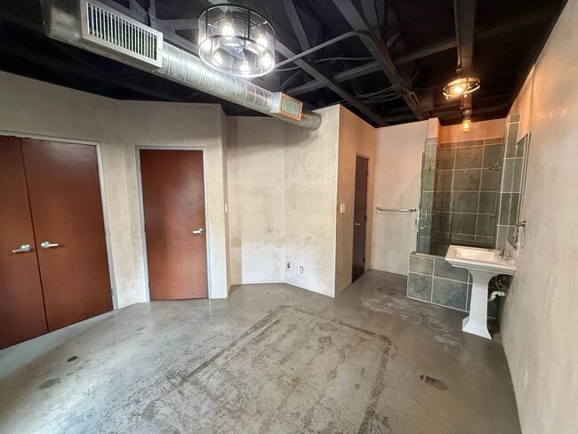 Building Photo - 825 W Daggett Ave