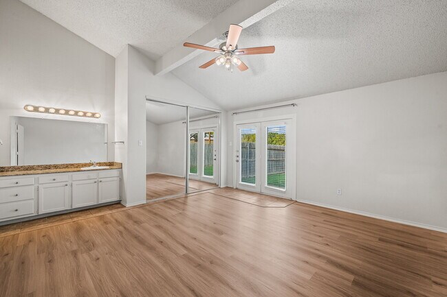 Building Photo - Spacious 2/2/2!
