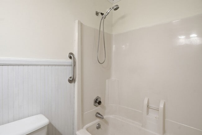 Building Photo - 3 bed, 1 bath.  Pet Friendly New remodel