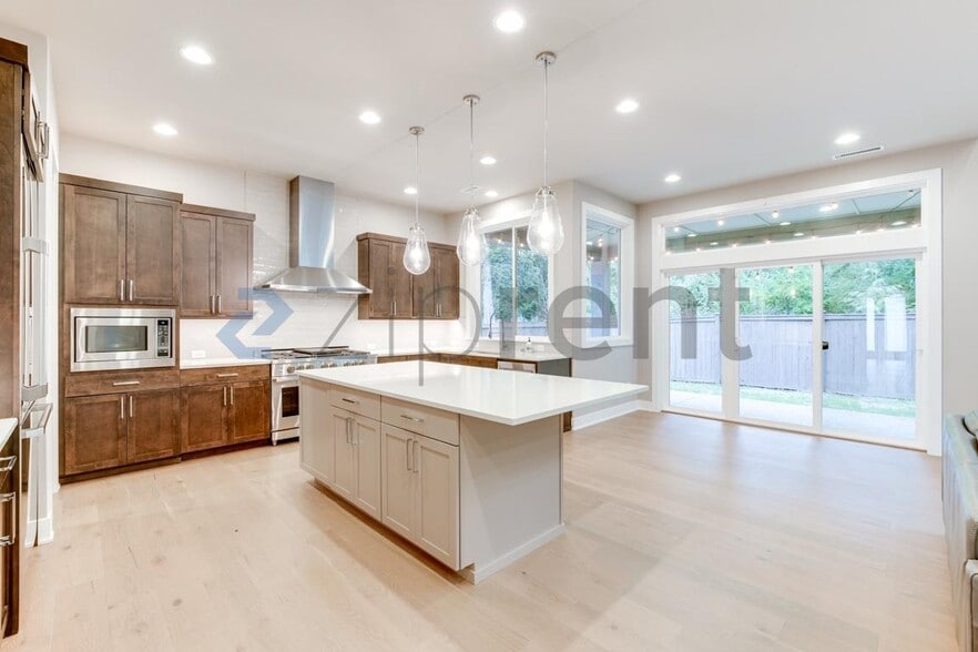 Building Photo - 24308 NE 24th St