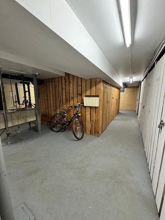 Building Photo - 1920 Cherry Ln