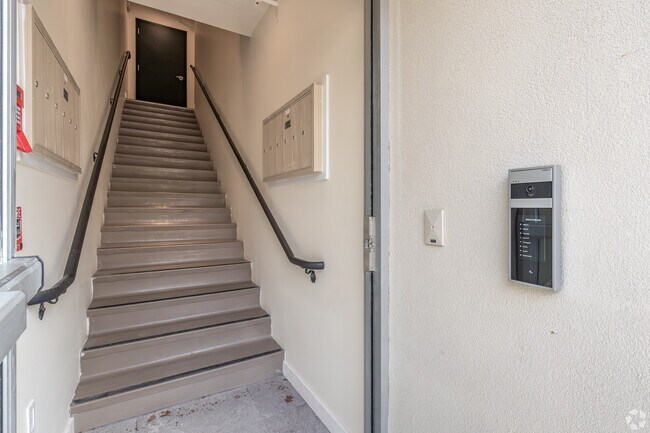 Building Photo - 584 Main St