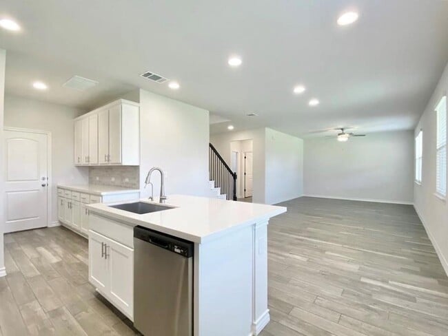 Building Photo - 208 Caisson Trl
