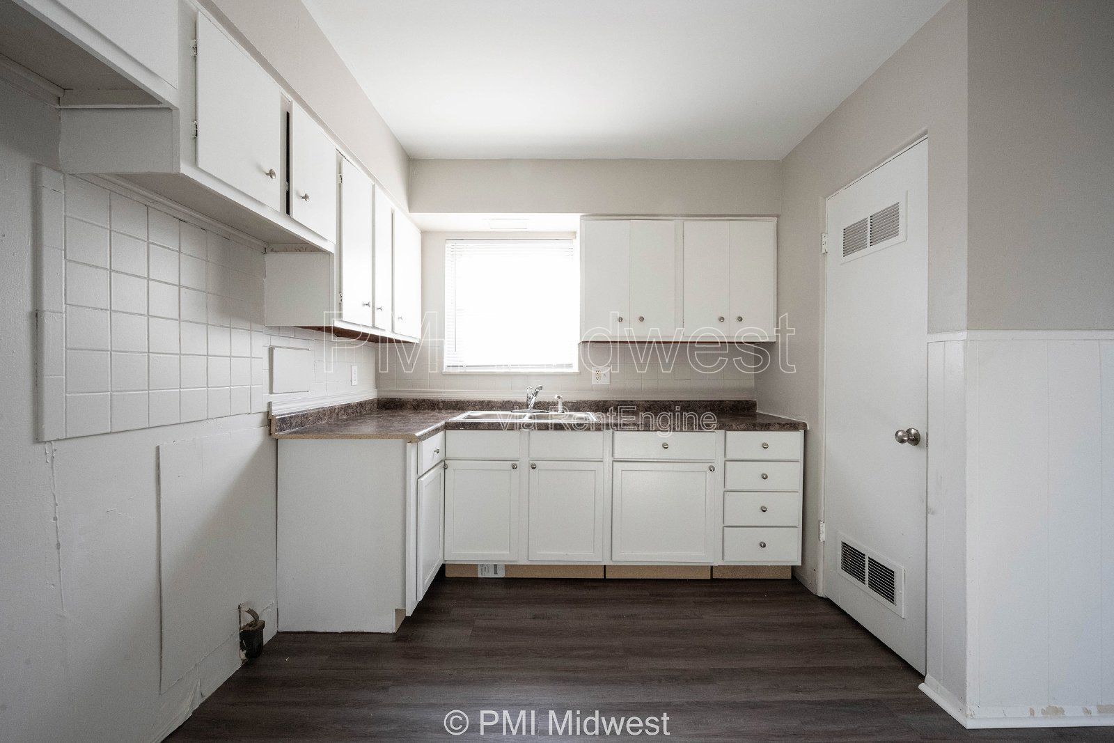 Building Photo - 5843 Woodside Dr