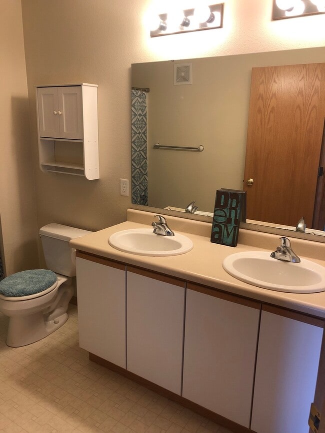 Building Photo - Nice 2br Condo in Coralville close to shopping & interstate