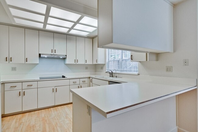 Building Photo - Lovely and spacious 3BR 2.5BA townhouse in...