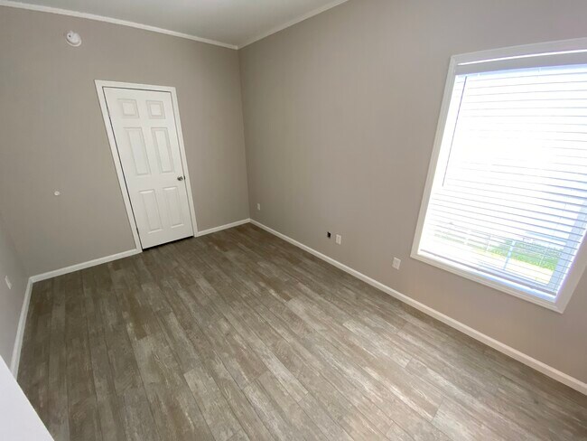 Building Photo - 435 Cary Ln