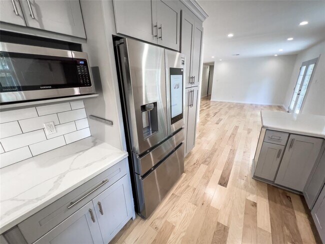 Building Photo - 5923 Dawnridge Dr