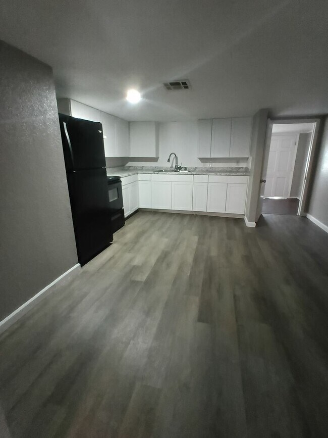 Building Photo - 3 or 4 bedrooms! Your Choice!