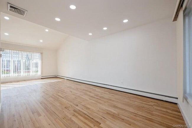 Building Photo - 482 Harbor Dr