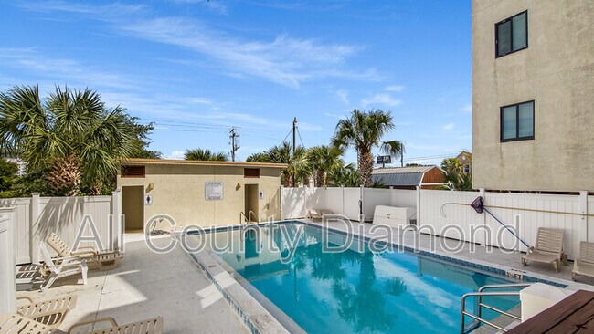 Building Photo - 4114 Holiday Dr