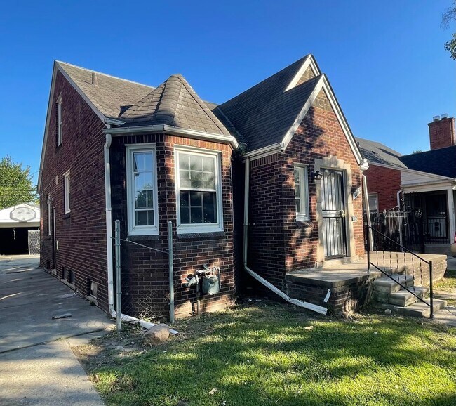 Building Photo - Showing Sat @ Noon!! New floors, paint etc! You'll love this house!!