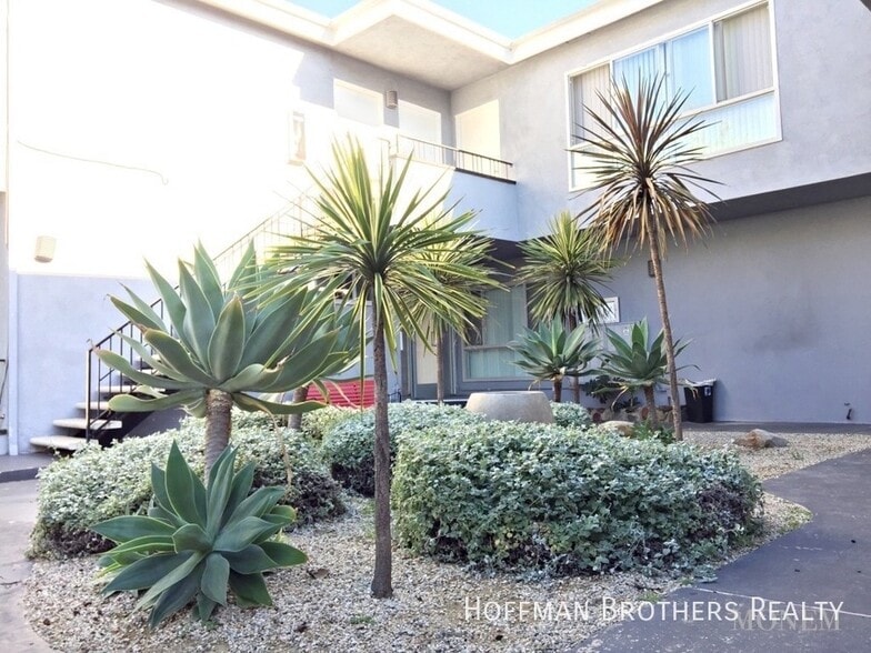 Building Photo - 2001 Beachwood Dr