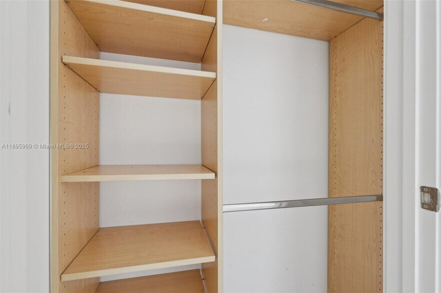 Building Photo - 1060 Brickell Ave