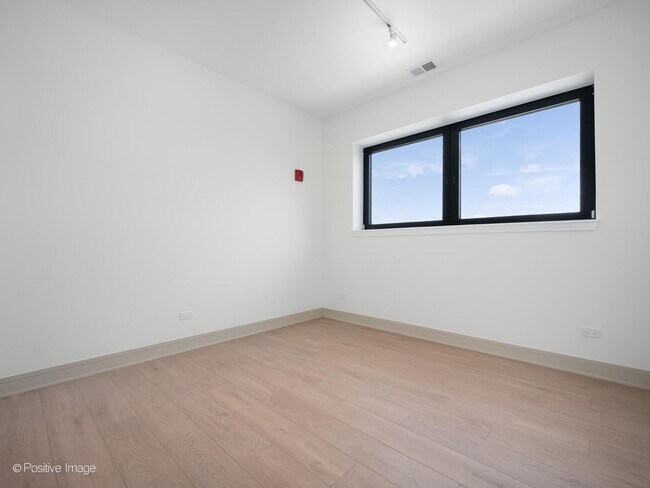 Building Photo - 3202 N Racine Ave
