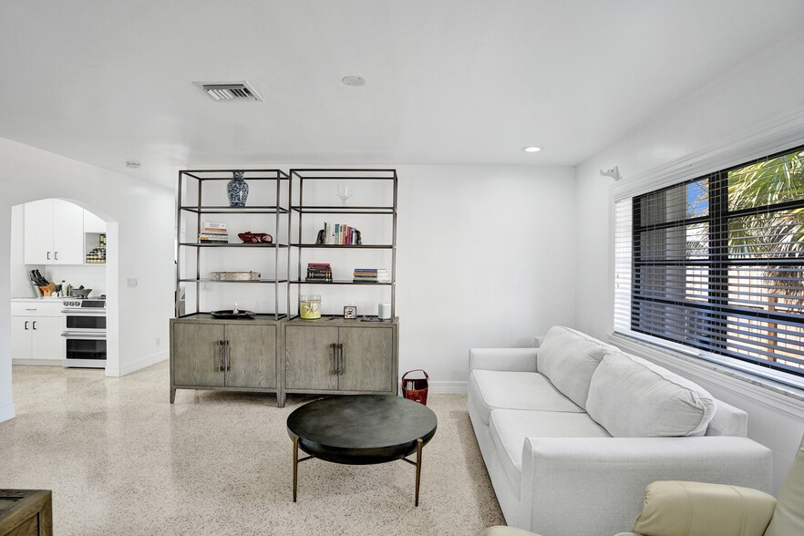 Building Photo - 280 NE Spanish Ct