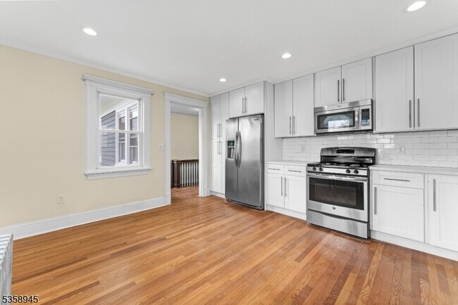 Building Photo - 6 Van Dyke Pl
