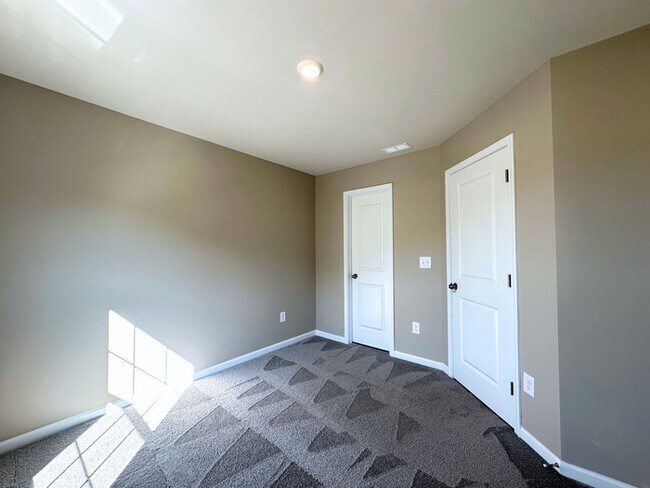 Building Photo - Spacious 4BR Home with Private Backyard Oasis