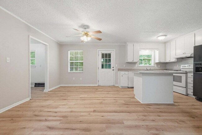 Building Photo - A small-town charm ready for move in!