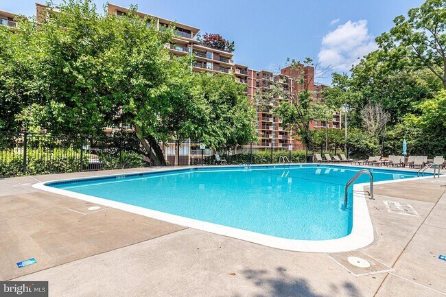 Building Photo - 1200 S Arlington Ridge Rd