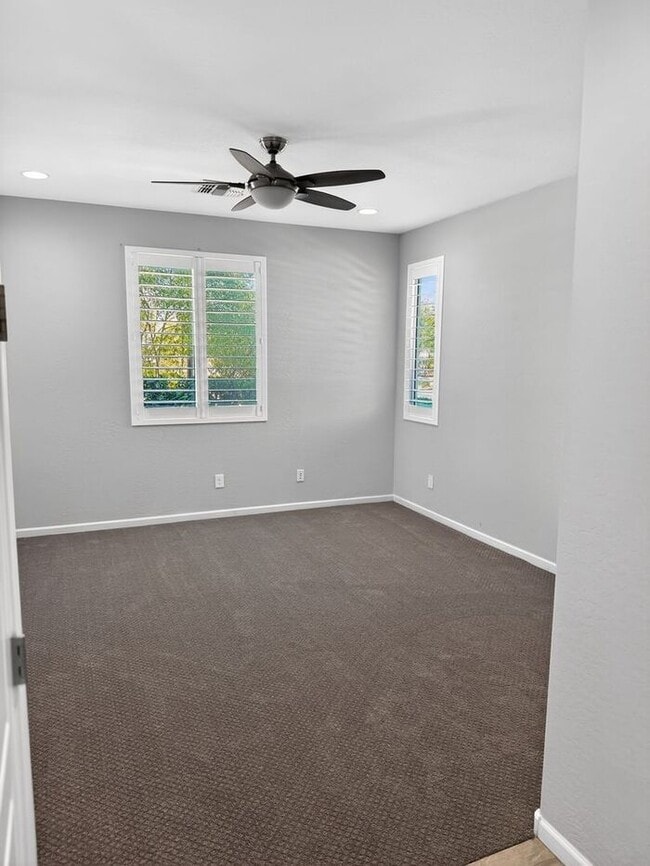 Building Photo - Stunning 5 Bed/5Bath Home in Gated Community – Over 3,100 SqFt of Modern Living -New Carpet throu...