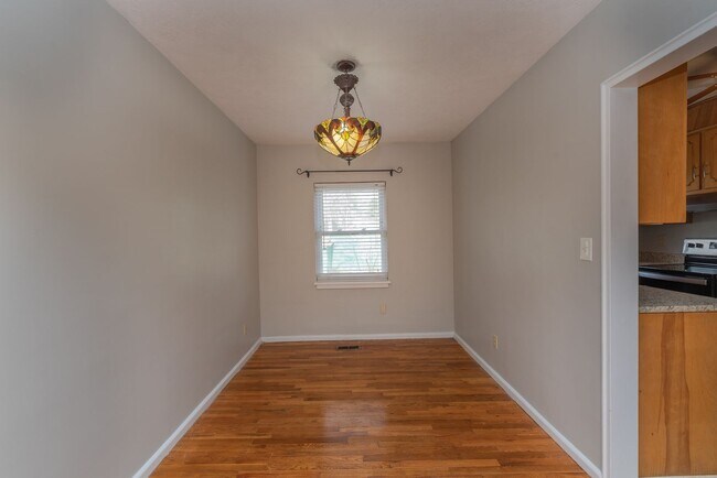 Building Photo - 2 bed/1 bath apartment for rent in Summerville, in-unit washer & dryer!